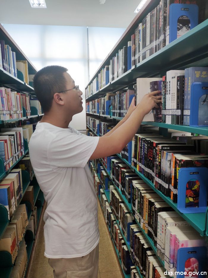 【志愿服务】建设美丽图书馆 东科学子在路上