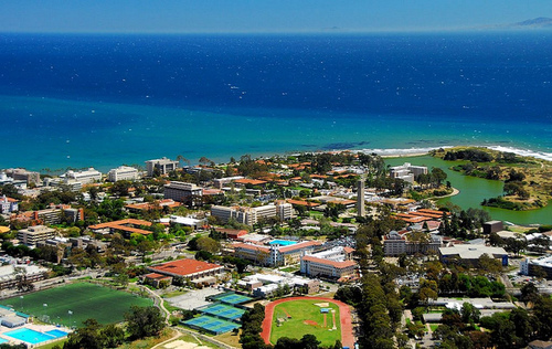 加州大学圣塔芭芭拉分校在哪个市，当地气候条件如何？