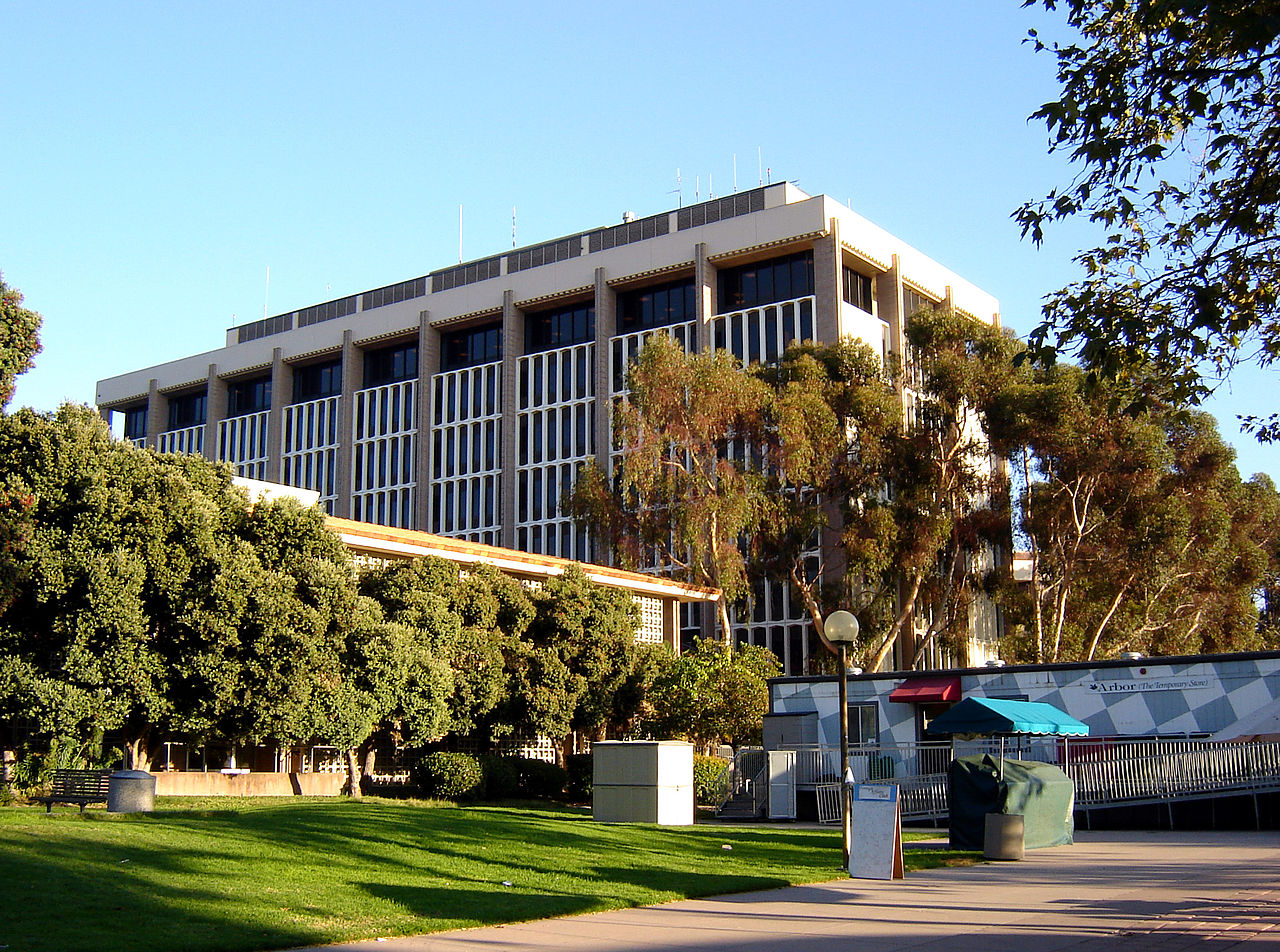 加州大学圣塔芭芭拉分校是怎样一个学校？