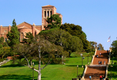 加州大学洛杉矶分校和乔治城大学哪个好？