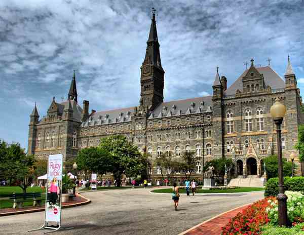 乔治城大学和加州大学伯克利分校哪个好？