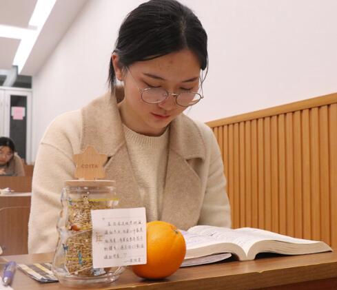 什么情况，这个学院给考研学生送水稻