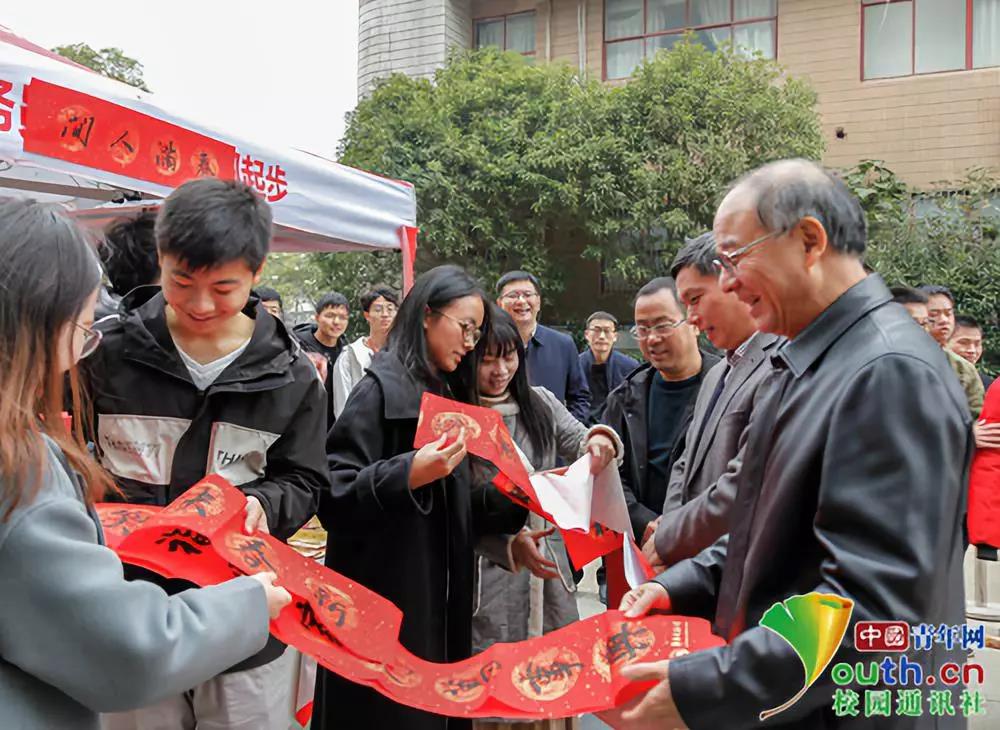 牛奶面包眼贴对联，高校送考研学子上千份礼包，寓意满满