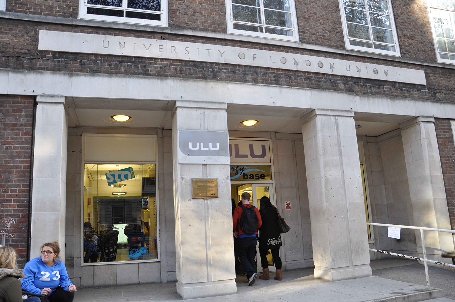 英国留学本科费用