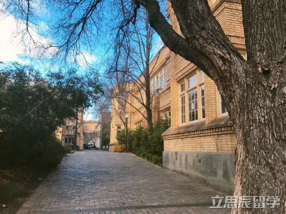 昆士兰大学一年学费