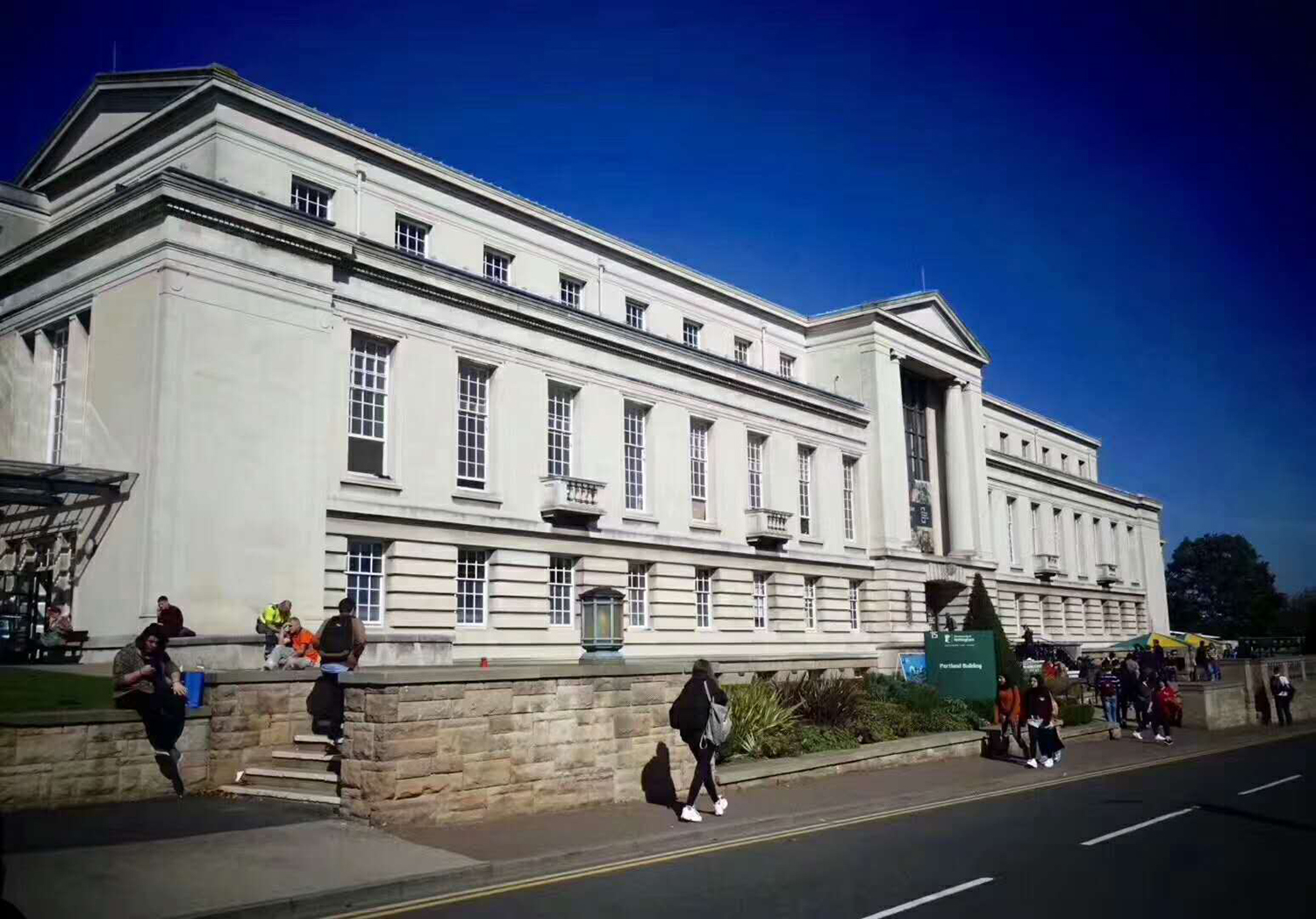英国本科留学费用多少