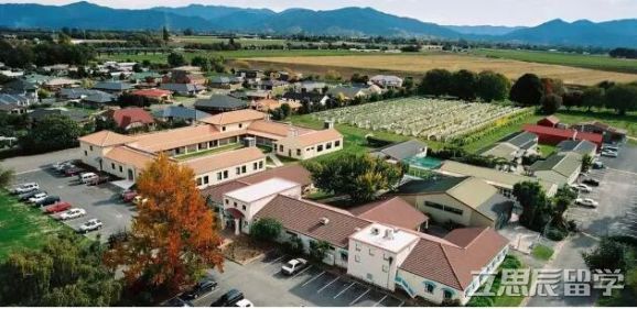 尼尔森理工学院学费