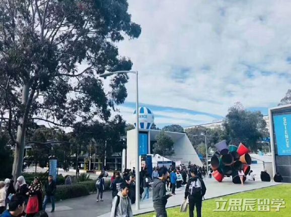 莫纳什大学商科几年