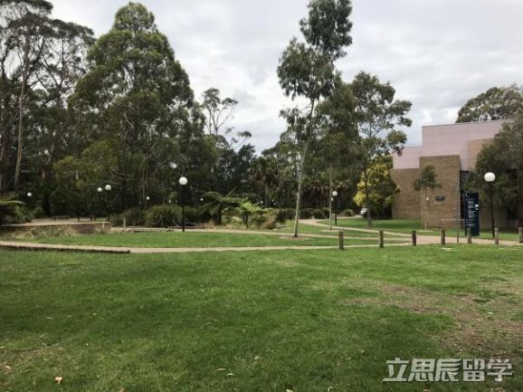 卧龙岗大学语言班费用