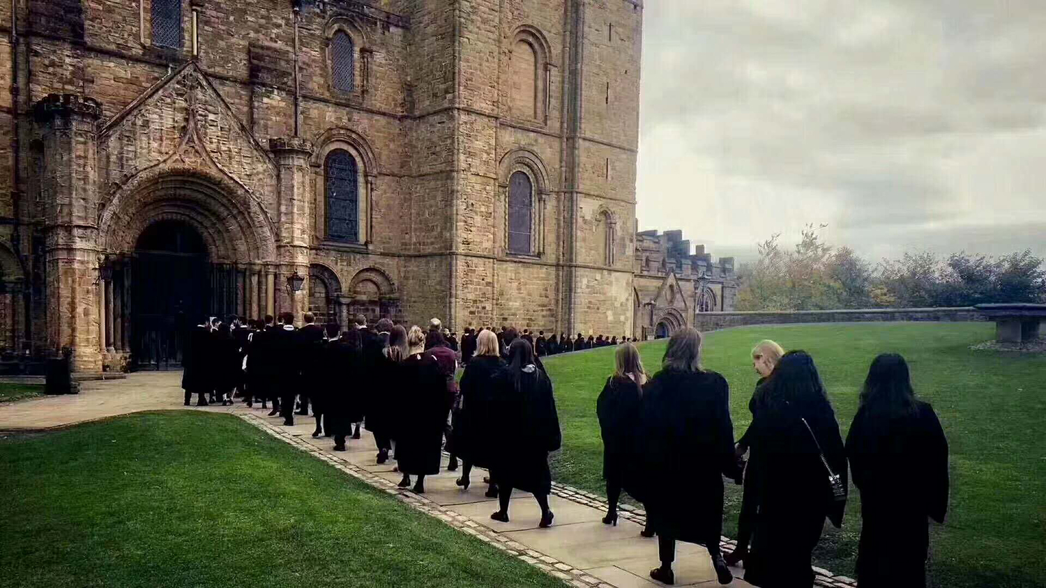 剑桥大学首次恢复线下毕业典礼