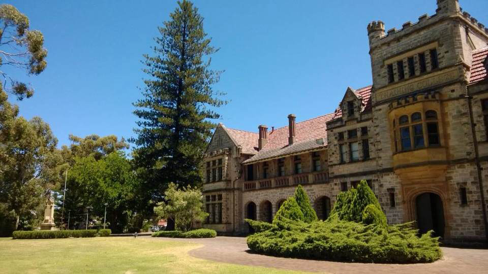 在线提问：在西澳大学法学院我可以学哪些专业？