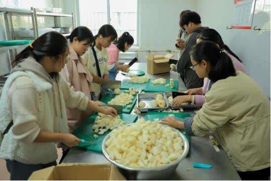 大一学生们熬制冰糖雪梨 温暖冲刺考研的学长学姐