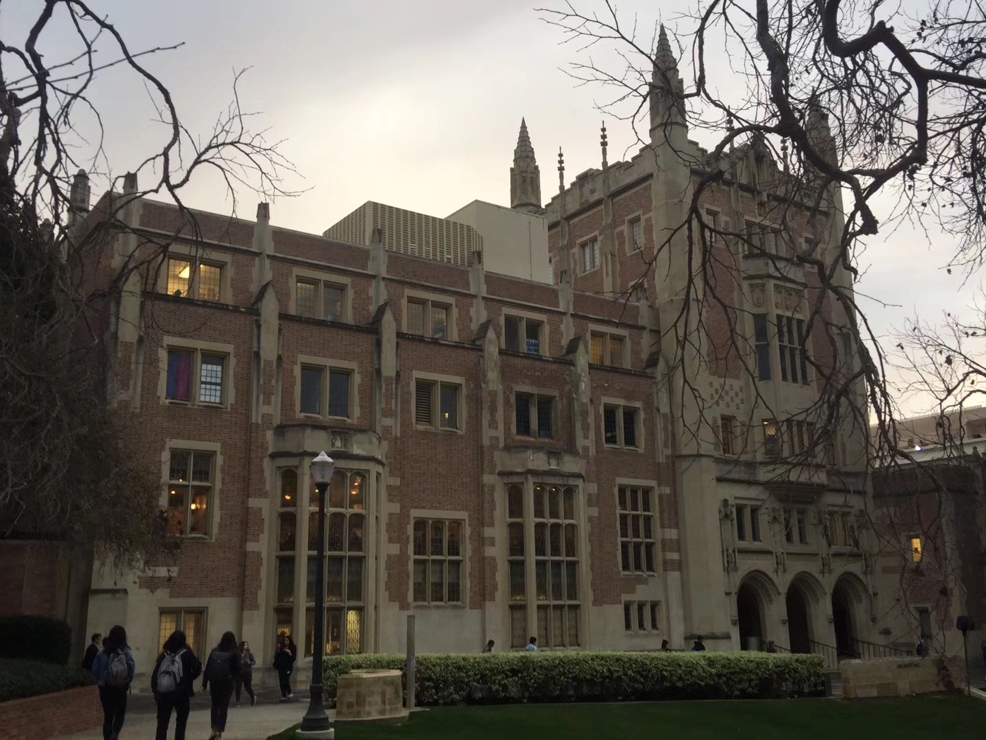 美国的公立大学、私立大学哪个更好？该怎么选？