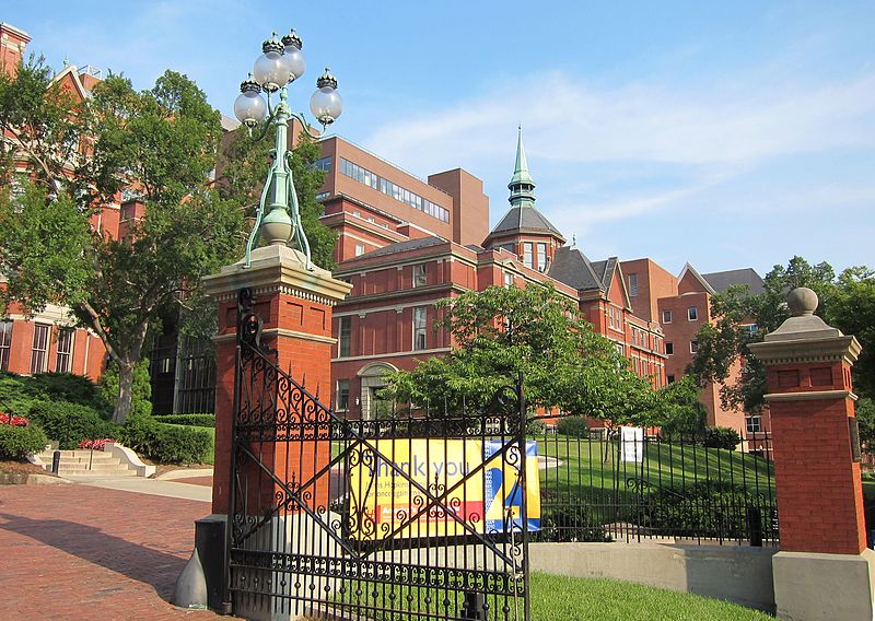 约翰霍普金斯大学和耶鲁大学哪个好？