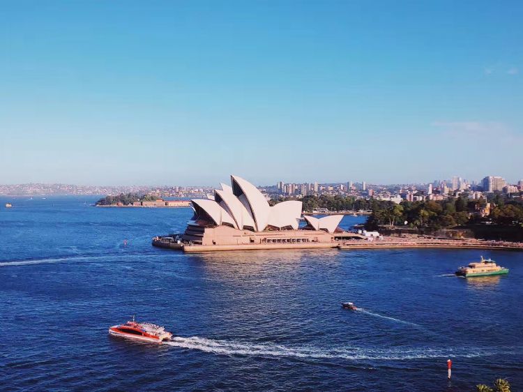 在悉尼留学，一个月2000刀生活很难吗？
