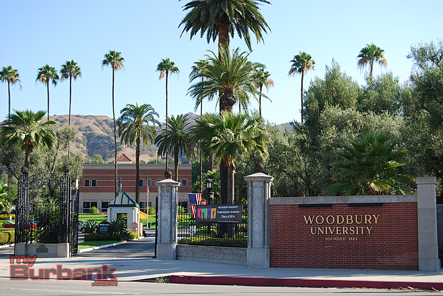 加州伍德伯里大学