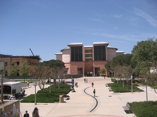 加州大学欧文分校电气工程与计算机科学